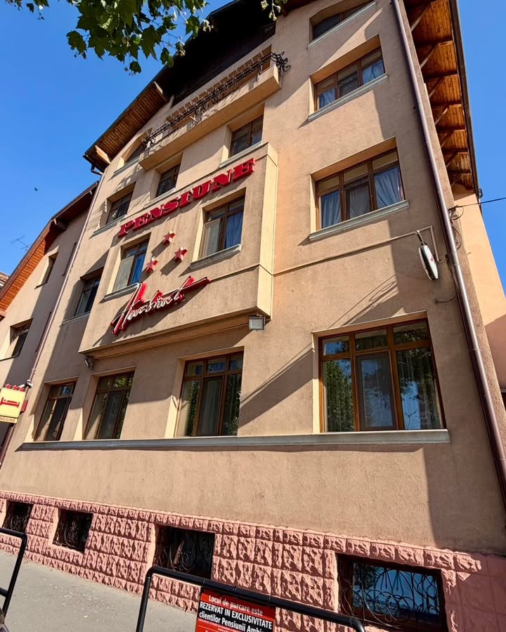 Aici începe sejurul tău în Brașov. 🤎 Pensiunea Ambient te întâmpină într-o zonă bine poziționată…