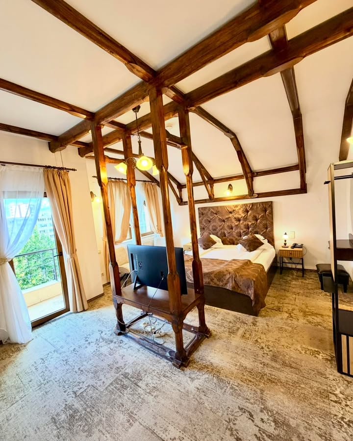 Plănuiești un teambuilding în Brașov? Atunci cazarea și spațiul pentru întâlniri pot fi în același…