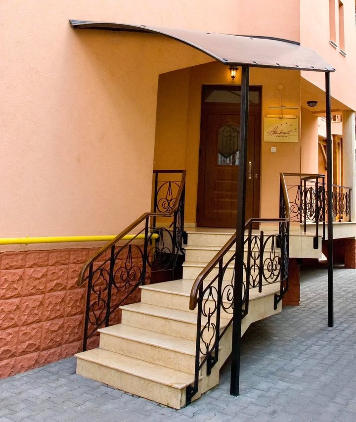 Brașovul nu trebuie să fie o escapadă scumpă. 👀 La Pensiunea Ambient, tarifele pornesc de…
